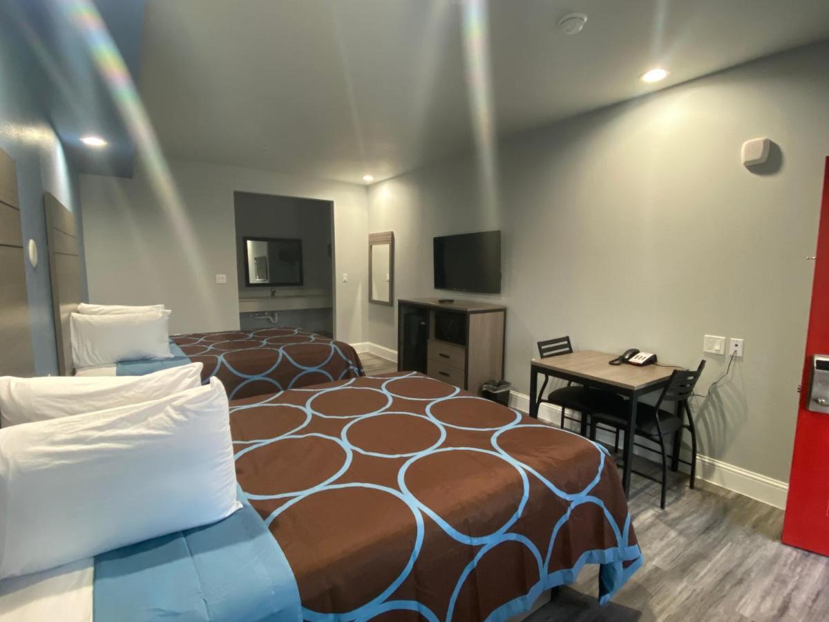 Lone Star - Hotel Dickinson